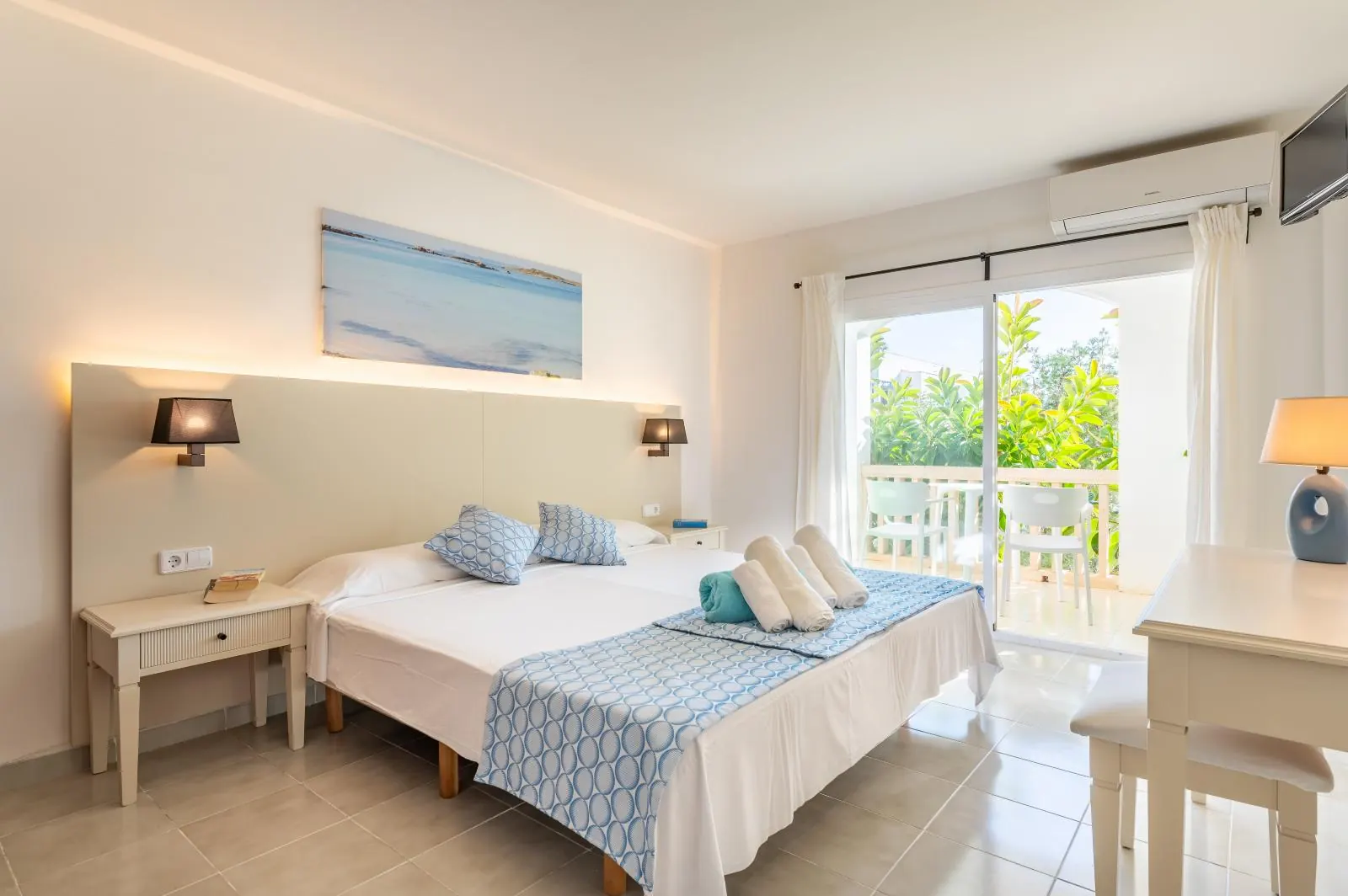 Doppelzimmer mit Terrasse und Straßenblick