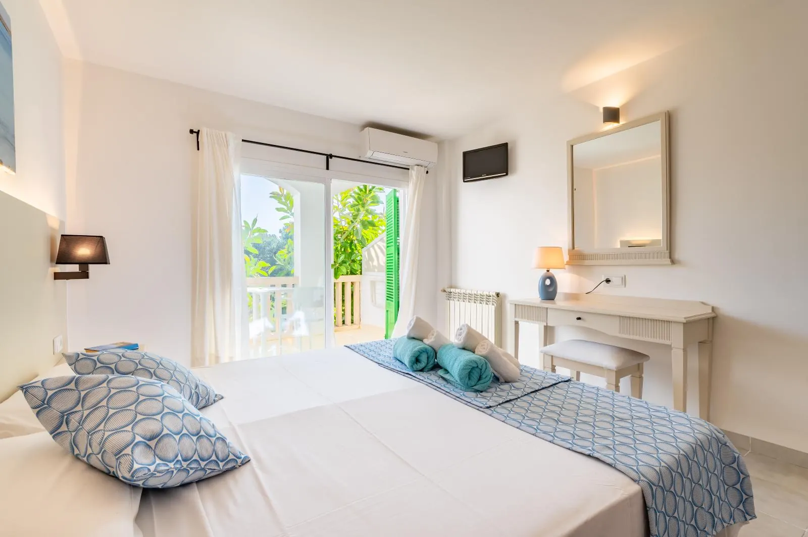 Doppelzimmer mit Terrasse und Straßenblick
