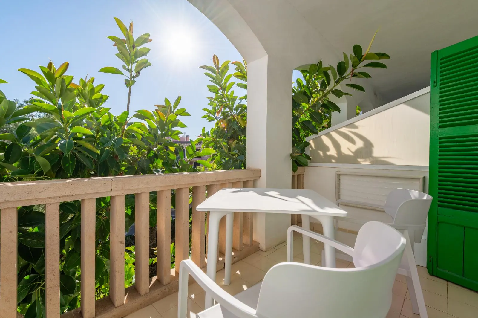 Doppelzimmer mit Terrasse und Straßenblick